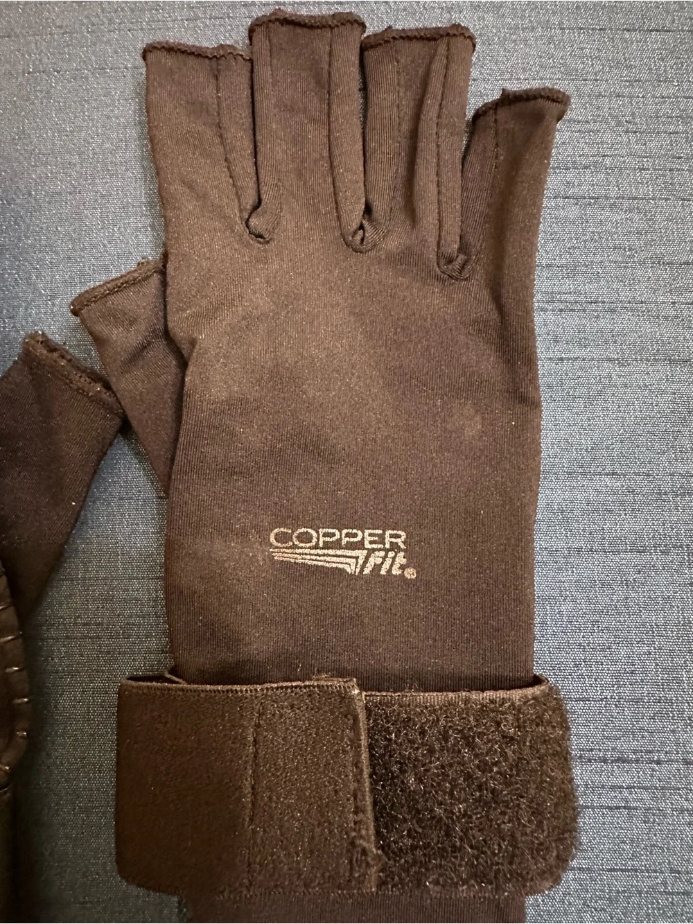 COPPER FIT Women’s Black Compression Fingerless Gloves—Size S/M